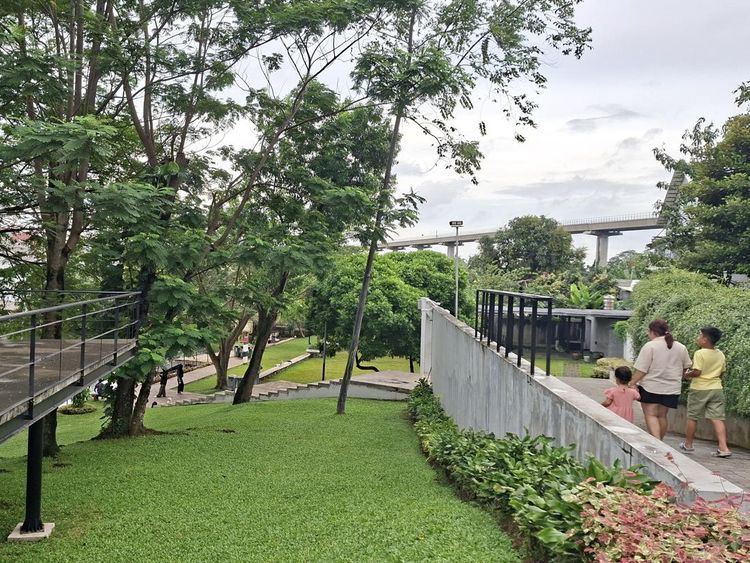 Taman Apung Jadi Oase Hijau Warga Jakarta Timur untuk Bersantai