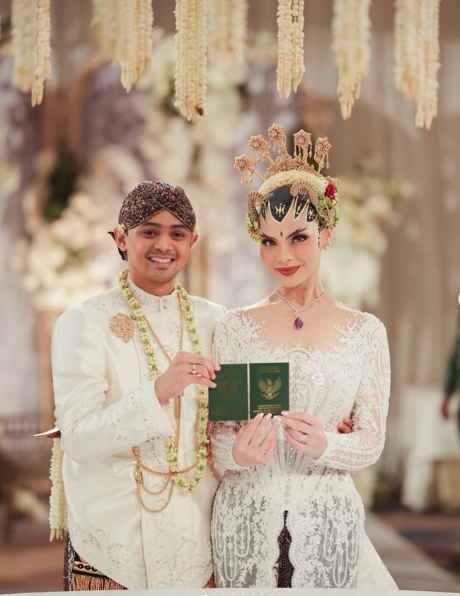 Tengku Nadira dan Agassi Revano tampil serasi dalam balutan busana pengantin bernuansa adat. Akad nikah mengusung adat Yogyakarta yang dikemas lebih modern dan elegan. Nuansa tradisional tetap terasa kuat lewat busana, paes, hingga detail kain batik yang dikenakan kedua mempelai. Namun keseluruhan tampilan dibuat lebih clean dan mewah dengan sentuhan dekorasi bergaya contemporary wedding. Foto: Instagram/@tengkunadiraadn