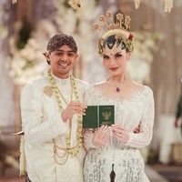 Foto Pernikahan Tengku Nadira-Agassi Revano, Adat Yogyakarta Bernuansa Modern