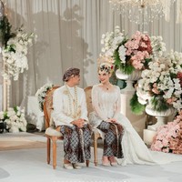 Suasana akad terlihat begitu sakral dengan dominasi warna putih dan krem. Dekorasi bunga putih dan sentuhan pastel pink mempermanis area pelaminan tanpa terlihat berlebihan. Foto: Instagram/@tengkunadiraadn