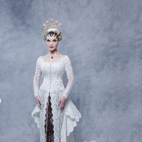 Tengku Nadira mengenakan kebaya putih rancangan desainer Eddy Betty. Kebaya tersebut dilengkapi detail bordir dan payet yang rumit. Siluet kebaya dibuat fit body sehingga menampilkan kesan anggun dan feminin. Bagian rok dan ekor kebaya memiliki detail layer yang artistik, membuat penampilannya terlihat dramatis namun tetap elegan. Foto: Instagram/@tengkunadiraadn
