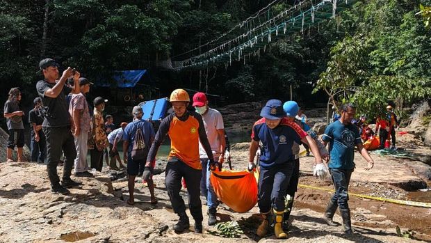 Tim SAR gabungan evakuasi jenazah dua turis asing yang terjatuh di jembatan gantung Air Terjun Cunca Wulang, Manggarai Barat, NTT, Minggu (24/5/2026). (Foto: Dok. Basarnas Maumere) Tim SAR gabungan evakuasi jenazah dua turis asing yang terjatuh di jembatan gantung Air Terjun Cunca Wulang, Manggarai Barat, NTT, Minggu (24/5/2026). (Foto: Dok. Basarnas Maumere)
