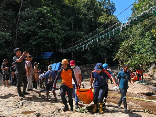 Tim SAR gabungan evakuasi jenazah dua turis asing yang terjatuh di jembatan gantung Air Terjun Cunca Wulang, Manggarai Barat, NTT, Minggu (24/5/2026). (Foto: Dok. Basarnas Maumere)