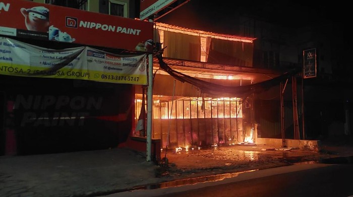 Toko grosir yang dibakar seorang kakek tukang tambal ban yang sakit hati gegara diusir pemilik toko.