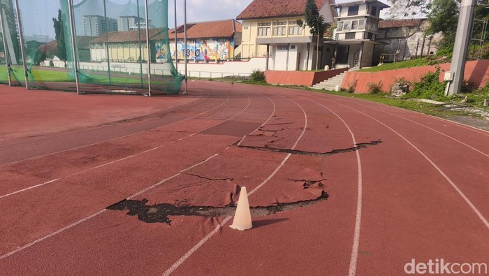 Salah satu titik di lintasan lari atletik GOR Tri Lomba Juang yang rusak, Minggu (24/5/2026).