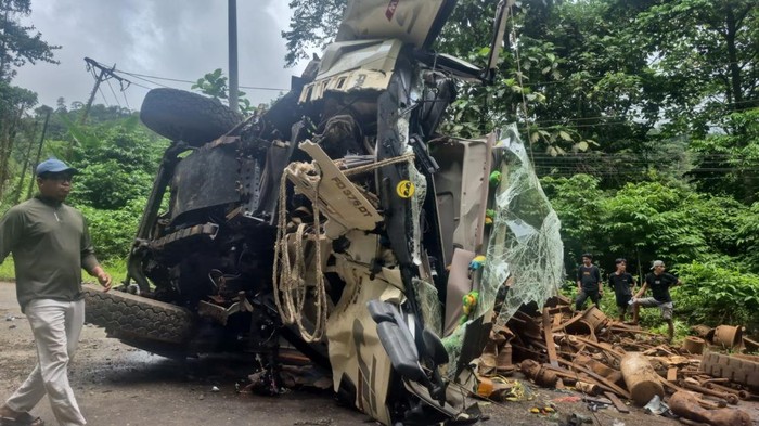 Truk gagal nanjak di Morowali menabrak 2 kendaraan usai diduga mengalami rem blong.