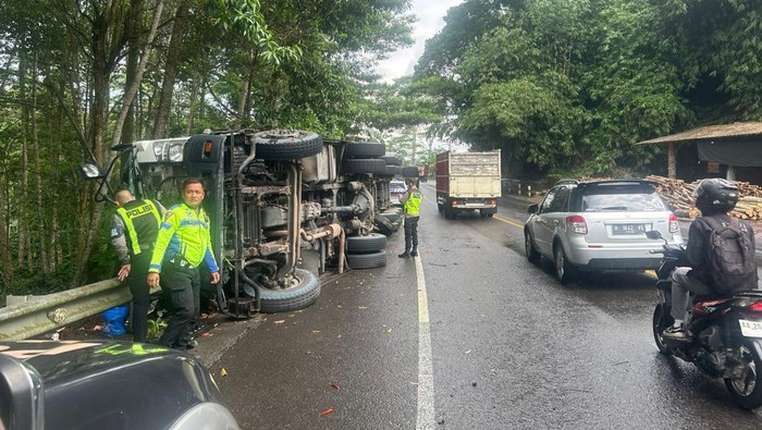 Truk Isuzu Tractor Head L 9446 CJ yang mengalami kecelakaan tunggal di Pingit, Pringsurat, Kabupaten Temanggung, Minggu (24/5/2026).