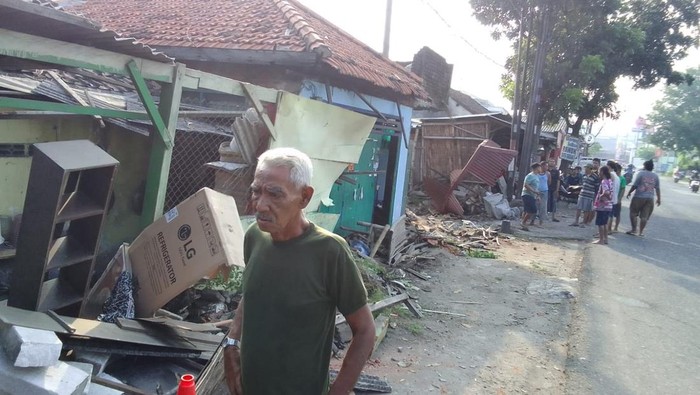 Truk tabrak rumah dan warkop di Balongbendo, Sidoarjo