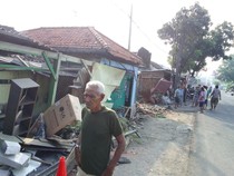 Sopir Ngantuk, Truk Muat Genteng Tabrak 2 Rumah-1 Warkop di Sidoarjo