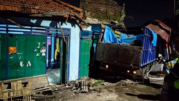 Truk tabrak rumah dan warkop di Sidoarjo Truk tabrak rumah dan warkop di Balongbendo, Sidoarjo