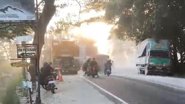 Truk tronton bermuatan mill yang sebelumnya terguling di Jalan Jogja-Wonosari, tepatnya tikungan bokong semar, Tambalan, Srimartani, Piyungan, Bantul.