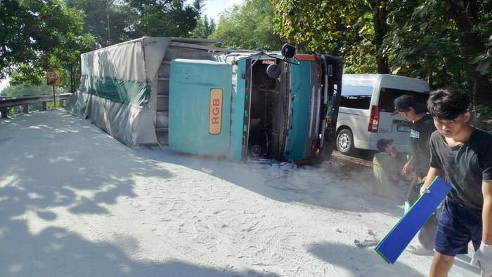 Truk tronton bermuatan mill yang sebelumnya terguling di Jalan Jogja-Wonosari, tepatnya tikungan bokong semar, Tambalan, Srimartani, Piyungan, Bantul.