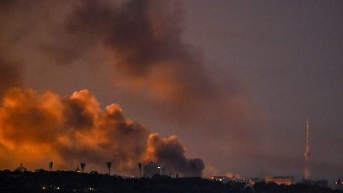 Asap membubung di Kyiv setelah Rusia meluncurkan serangan pada 24 Mei 2026 (Photo by Evgen KOTENKO / AFP)