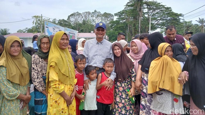 Warga berfoto bersama Menteri PU Dody di Huntara 3 Aceh Tamiang, Minggu (24/5/2026). (Foto: Juita Sinuhaji/detikSumut)