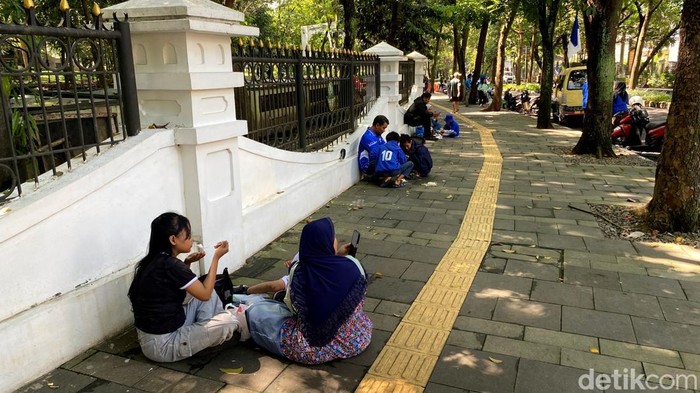 Warga botram di trotoar Gedung Sate