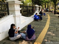 Tak Ikut Konvoi Persib, Imas Pilih Botram di Trotoar Gedung Sate