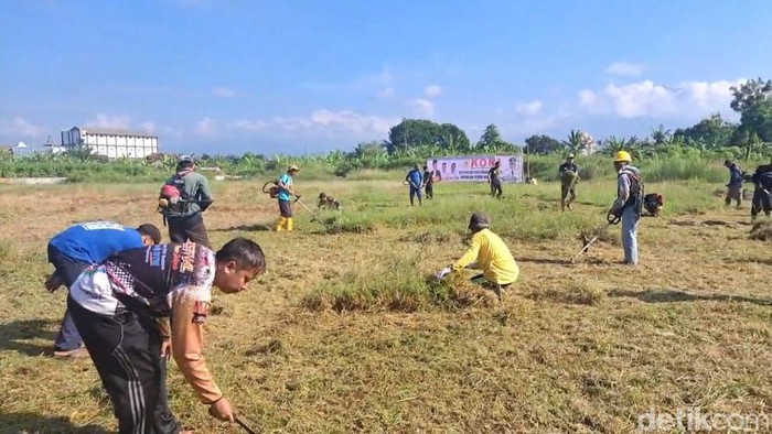 Warga Tasikmalaya bersih-bersih SOR Kaliki
