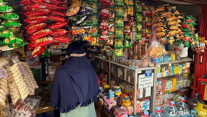 Warung madura milik Sutarna dan Suharni di Palmerah, Jakarta Barat.