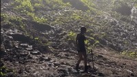 Setelah sampai di mulut gua, mantan istri Reza Arap itu harus trekking sekitar 10 menit untuk masuk ke dalam gua. Foto: Instagram @wendywalters