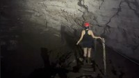 Kondisi gua akan benar-benar gelap bila tidak ada pencahayaan dari lampu senter yang dibawa para wisatawan. Wendy harus berjalan sekitar 15 menit menuju spot foto. Foto: Instagram @wendywalters