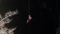 Setelah dari Gua Jomblang, Wendy melanjutkan perjalanan ke Gua Ngeleng. Untuk menuju mulut gua, Wendy kembali melakukan rappeling. Pas di sini deg-degan adanya banget kayak semua kemungkinan muncul di otak. Whic is sangat normal kalau lagi aktivitas yang micu adrenalin tinggi. Mau naik udah setengah, lihat bawah jaraknya masij jauh, cerita Wendy. Foto: Instagram @wendywalters