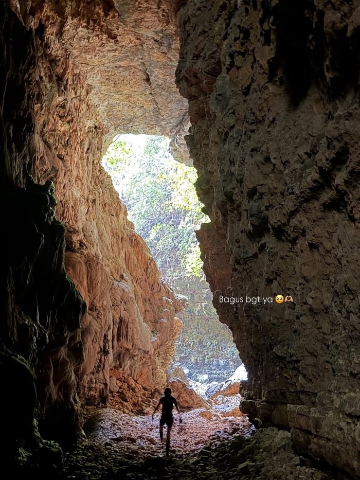 Wendy Walters Wendy Walters rappeling Gua Jomblang dan Ngeleng.