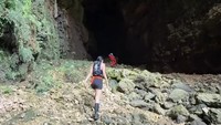 Panorama yang disuguhkan saat Wendy Walters treking di Gua Ngeleng. Foto: Instagram @wendywalters