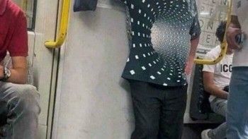 Hmm, jangan terlalu dekat, nanti kesedot. Foto: Bored Panda