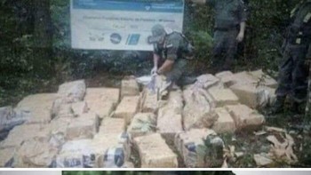 Hmm, kayaknya seragamnya kurang besar ya. Foto: Bored Panda
