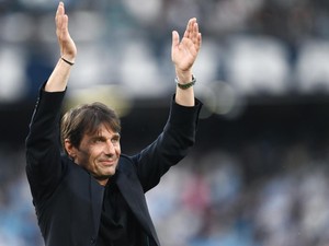 Dikaitkan dengan MU dan Juventus, Conte Masih Nikmati Liburan