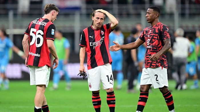Soccer Football - Serie A - AC Milan v Cagliari - San Siro, Milan, Italy - May 24, 2026 AC Milans Alexis Saelemaekers, Luka Modric and Pervis Estupinan look dejected after the match REUTERS/Daniele Mascolo