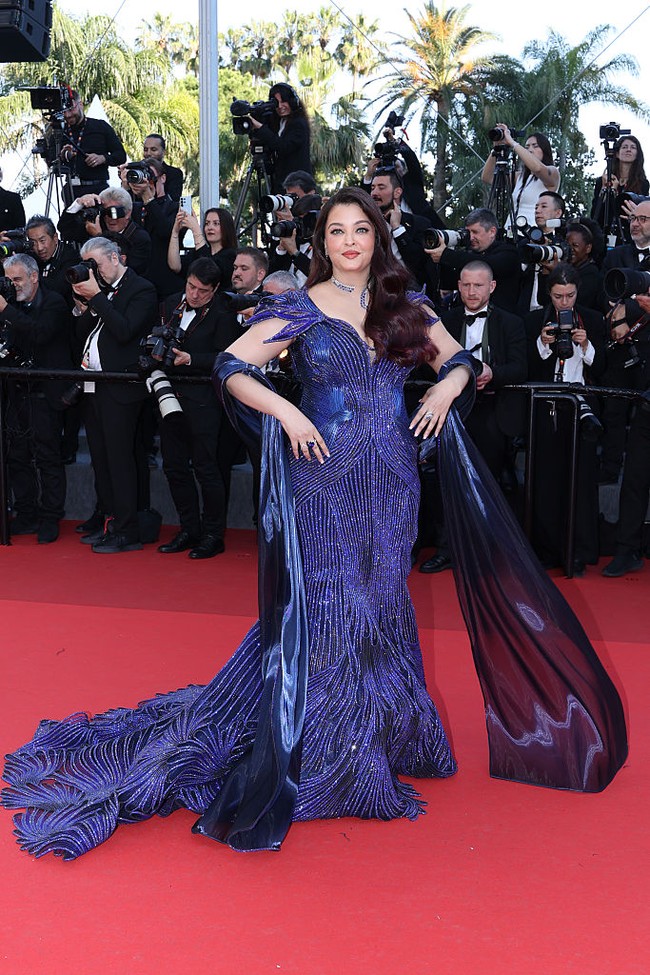 Aishwarya Rai menghadiri pemutaran film Histoires De La Nuit (The Birthday Party) di Cannes Film Festival 2026. Aktris yang dijuluki ikon Cannes ini tampil mengenakan gaun couture biru rancangan desainer India Amit Aggarwal yang disebut Luminara. Foto: Getty Images/Pascal Le Segretain