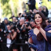 Penampilan Miss World 1994 sekaligus duta global LOréal Paris itu menjadi salah satu yang paling dinanti di Cannes 2026. Sejumlah penggemar bahkan sempat khawatir karena poster Aishwarya tak terlihat dalam branding LOréal di Hotel Martinez, Cannes, Prancis. Foto: Getty Images/Pascal Le Segretain