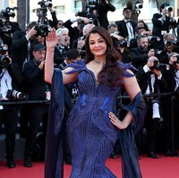 Meski kerap dipuji karena penampilannya, Aishwarya juga tak lepas dari komentar negatif. Sebagian netizen melontarkan kritik soal usia dan pilihan busananya di Canes 2026 yang disebut warganet membuat bintang film Mohabbatein itu tampak lebih berisi dan lebih tua. Foto: Getty Images/Kristy Sparow