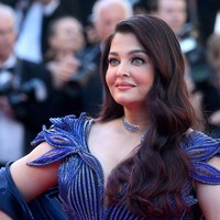 Aishwarya selalu datang ke Cannes dengan identitas dan evolusinya sendiri. Dengan Luminara, kami ingin menciptakan sesuatu yang terasa bukan sekadar busana, melainkan medan energi di sekelilingnya, ujar Amit Aggarwal. Foto: Getty Images/Kristy Sparow