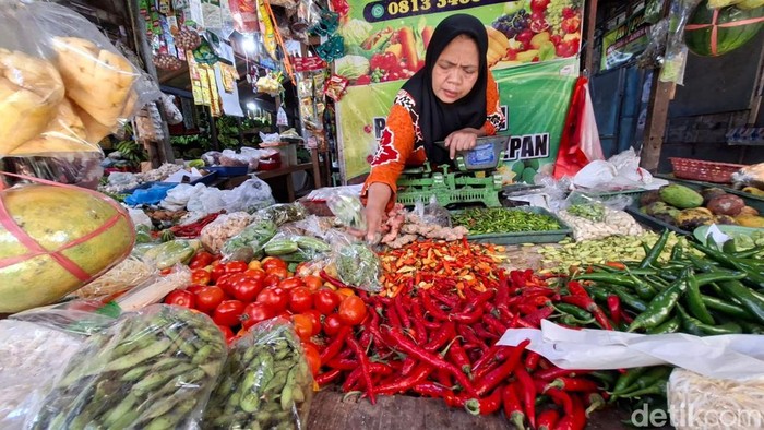 Aktivitas jual beli bahan pokok di Pasar Wage Nganjuk.