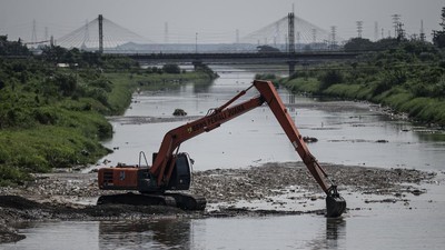 Alat Berat Turun Tangan Bersihkan Sungai Kanal Banjir Semarang