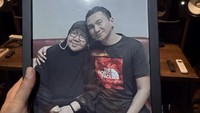 Anji akhirnya buka suara mengenai alasan menikah lagi. MENJALANKAN WASIAT. 2 hari sebelum berpulang, Mama bilang “Segerakanlah menikah dengan Desy. Beberapa jam sebelum berpulang pun, Mama bicara sama Mas @lukitoyusup , Personal Assistant saya, supaya saya segera menikah, tulisnya dalam Instagram miliknya dilihat detikcom, Selasa (26/5/2026).Foto: dok instagram Anji