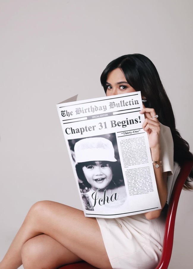 Tampil simpel, Audi memegang sebuah koran yang berisi fotonya saat kecil dan nama panggilannya, Icha. Di koran tersebut juga tertulis The Birthday Bulletin Chapter 31 Begins!. Foto: Instagram/@audimarissa
