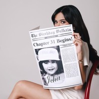 Tampil simpel, Audi memegang sebuah koran yang berisi fotonya saat kecil dan nama panggilannya, Icha. Di koran tersebut juga tertulis The Birthday Bulletin Chapter 31 Begins!. Foto: Instagram/@audimarissa