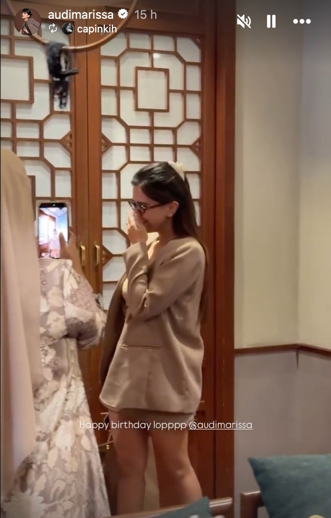 Audi juga terlihat mendapat kejutan dari para penggemarnya. Ia begitu terkejut sekaligus terharu saat memasuki ruangan yang sudah disiapkan untuk kejutan ulang tahunnya. Foto: Instagram/@audimarissa