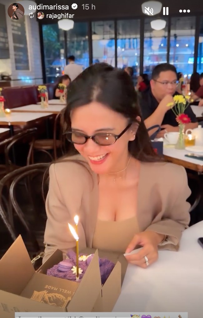 Meski tak dirayakan bersama suami dan anaknya, Audi tetap terlihat bahagia menerima beragam kejutan dari orang-orang terdekatnya.  Foto: Instagram/@audimarissa