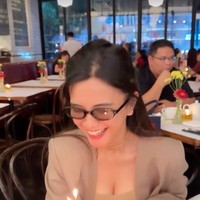 Meski tak dirayakan bersama suami dan anaknya, Audi tetap terlihat bahagia menerima beragam kejutan dari orang-orang terdekatnya.  Foto: Instagram/@audimarissa
