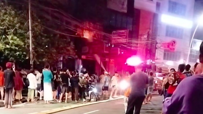 Bangunan rumah toko (ruko) di Tanah Abang, Jakarta Pusat (Jakpus) kebakaran. Petugas pemadam kebakaran (damkar) masih berupaya memadamkan api. (dok Damkar DKI)