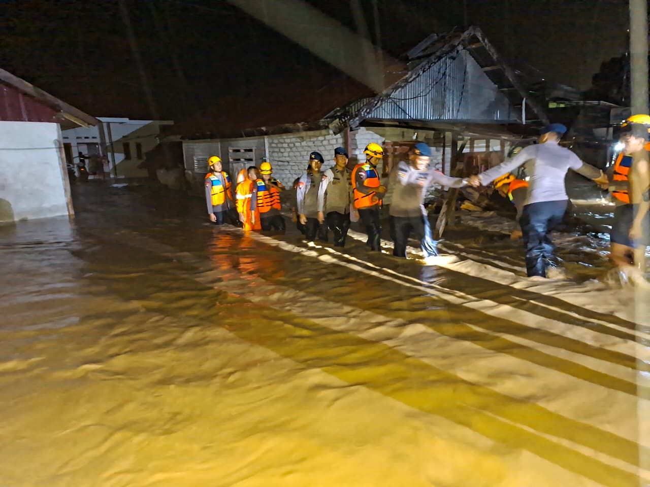 Banjir di Desa Bahoruru, Kecamatan Bungku Tengah, Kabupaten Morowali, Minggu (24/5/2026). Banjir di Desa Bahoruru, Kecamatan Bungku Tengah, Kabupaten Morowali, Minggu (24/5/2026). (Dok. Pusdalops via BNPB)