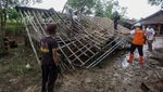 Banjir Terjang Bogor, Satu Rumah Ambruk akibat Luapan Sungai Cijayanti