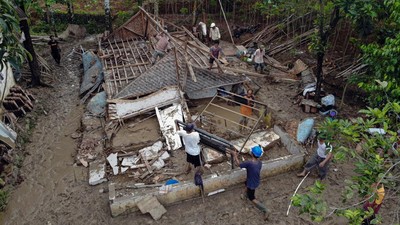 Banjir Terjang Bogor, Satu Rumah Ambruk akibat Luapan Sungai Cijayanti