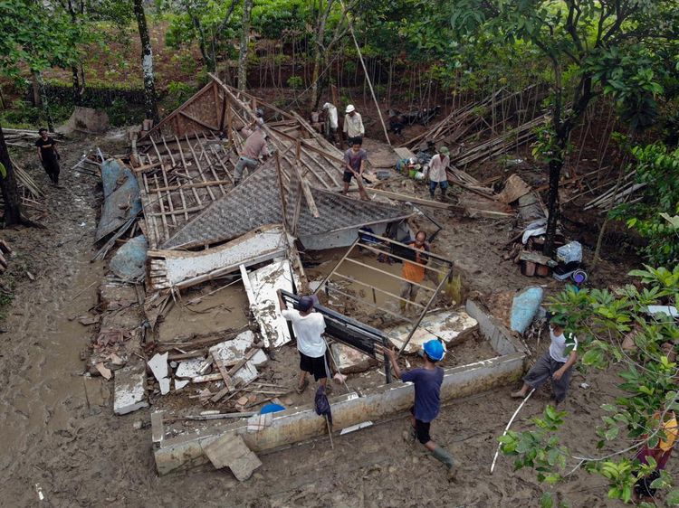 Banjir Terjang Bogor, Satu Rumah Ambruk akibat Luapan Sungai Cijayanti