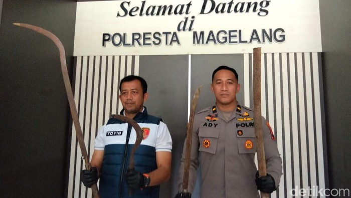 Barang bukti pembacokan terhadap yang terjadi di Jalan Umum Magelang-Kopeng di Desa Losari, Kecamatan Pakis, Kabupaten Magelang diamankan di Polresta Magelang, Senin (25/5/2026).