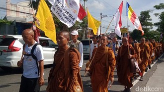 58 Biksu Thudong Jalan Kaki dari Bali sampai di Klaten, tapi Kok Lanjut Naik Bus?